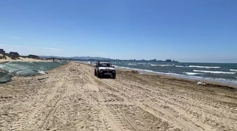 Авто с громкоговорителями продолжают оповещать туристов о запрете купания на пляжах Анапы