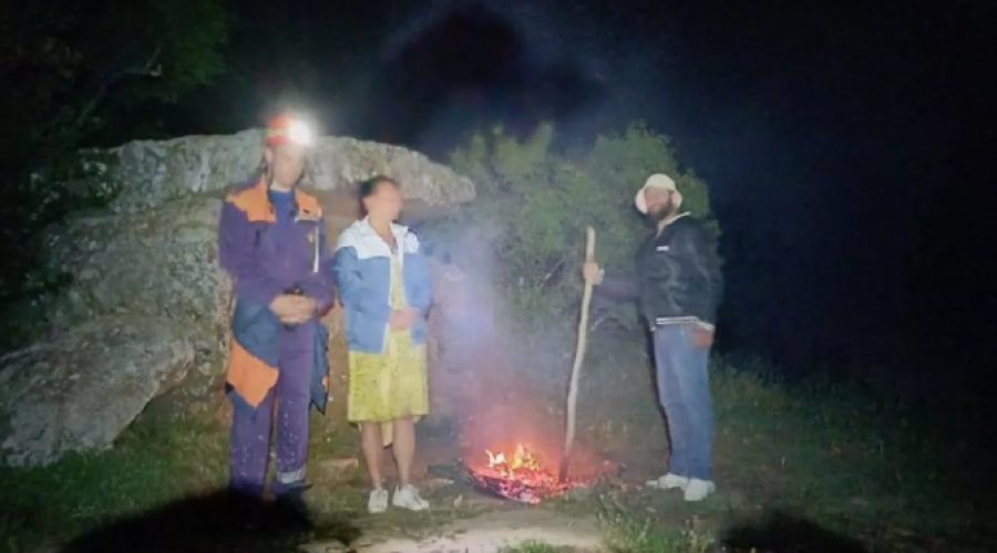 Ночью в Геленджике спасатели вывели из леса двух заблудившихся туристов из Москвы